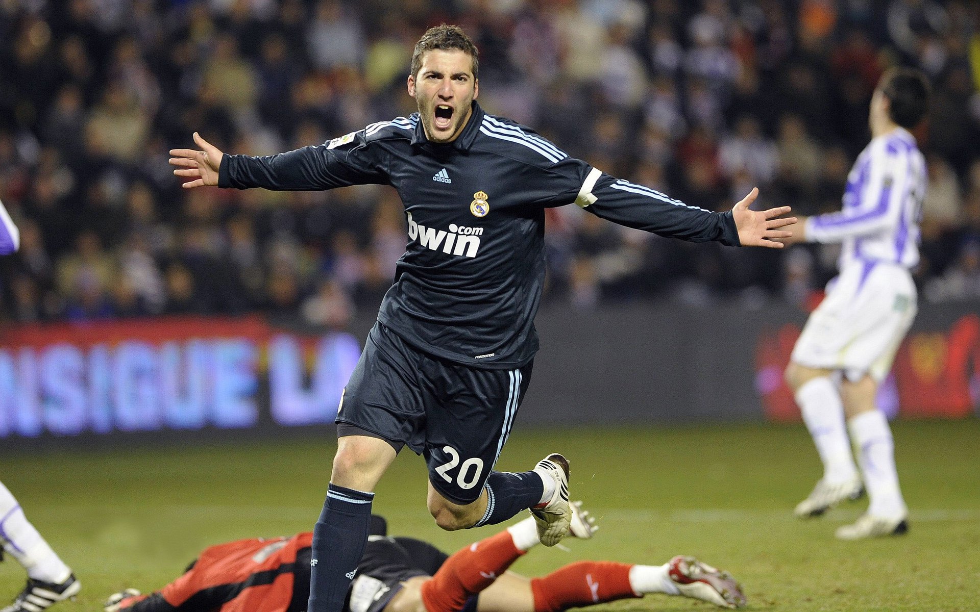 Uzi连续十二场比赛得分超过反败为胜,RNG不断突破!观众掌声雷动